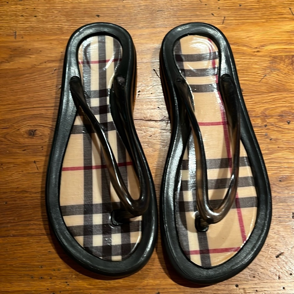 Burberry women’s jelly thongs in iconic check size 40.
